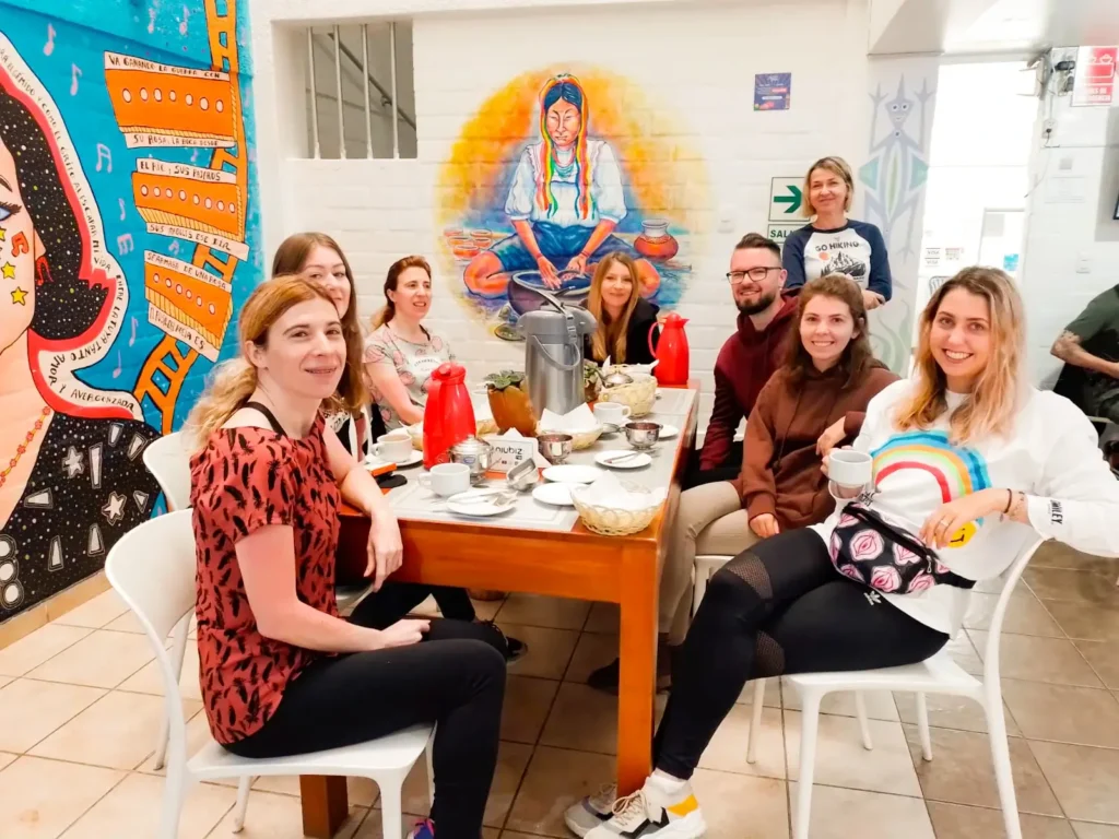 SALA COMEDOR GRUPO DE PERSONAS