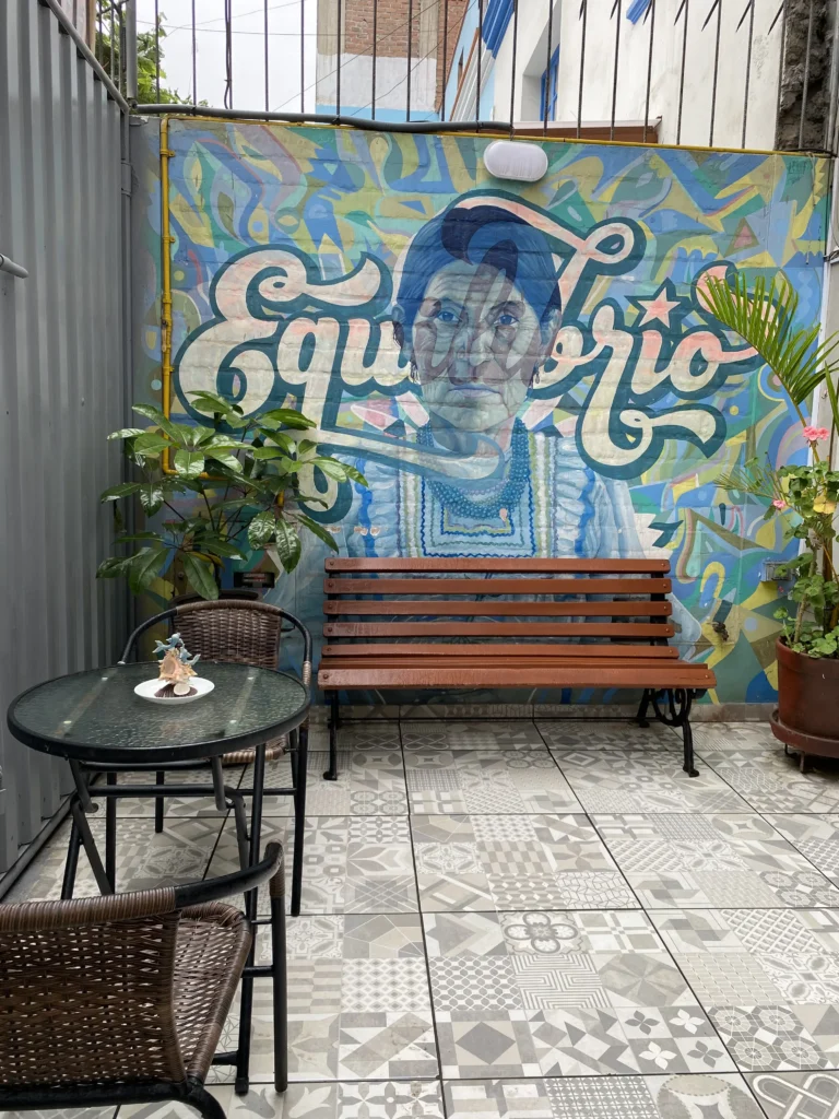 Patio con pinturas representativas, en Magdalen House